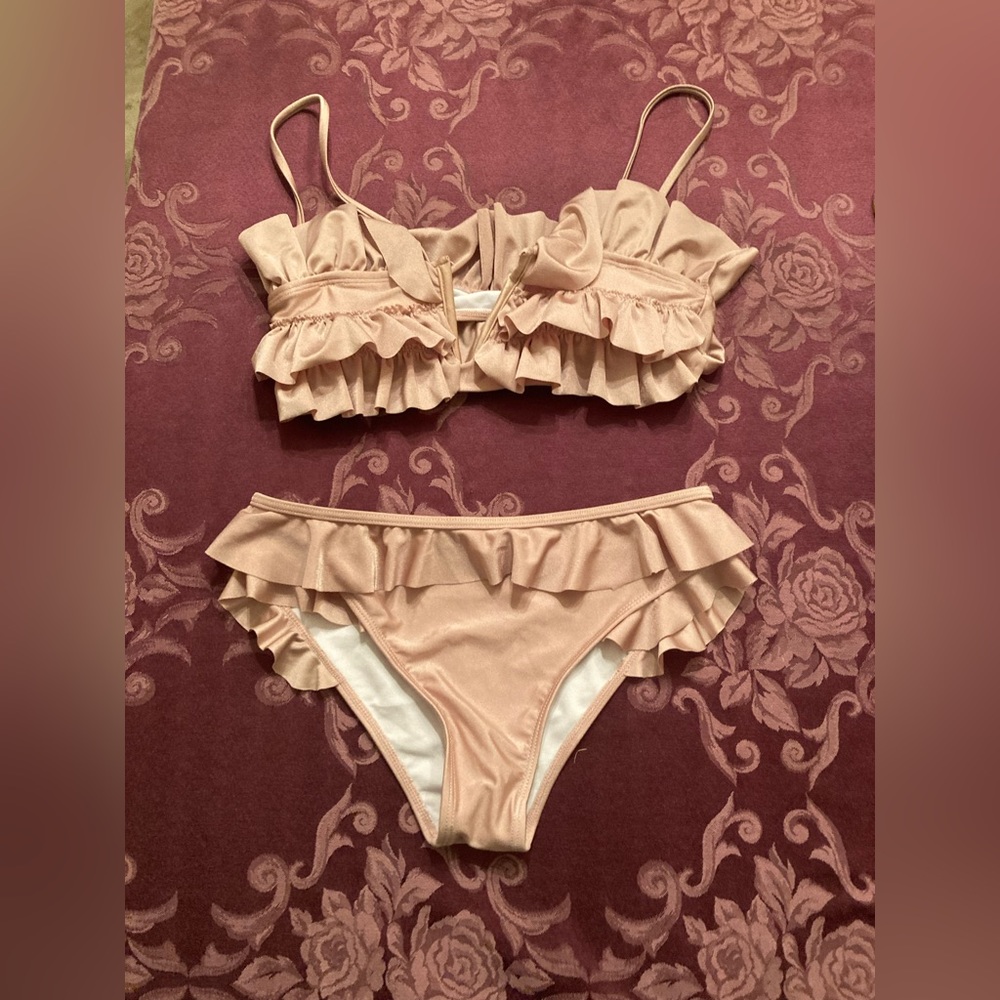 Brand new ruffle 2 pieces bathing suite beautiful